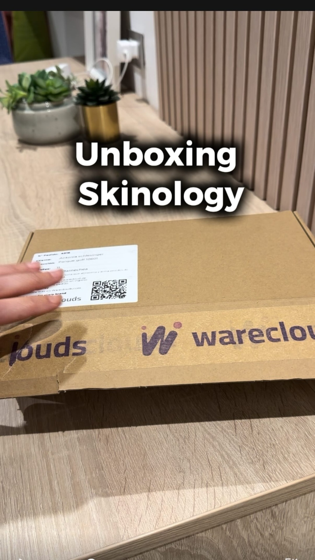 Skinology Facebook ad: El skincare nos acostumbró a comprar productos por…