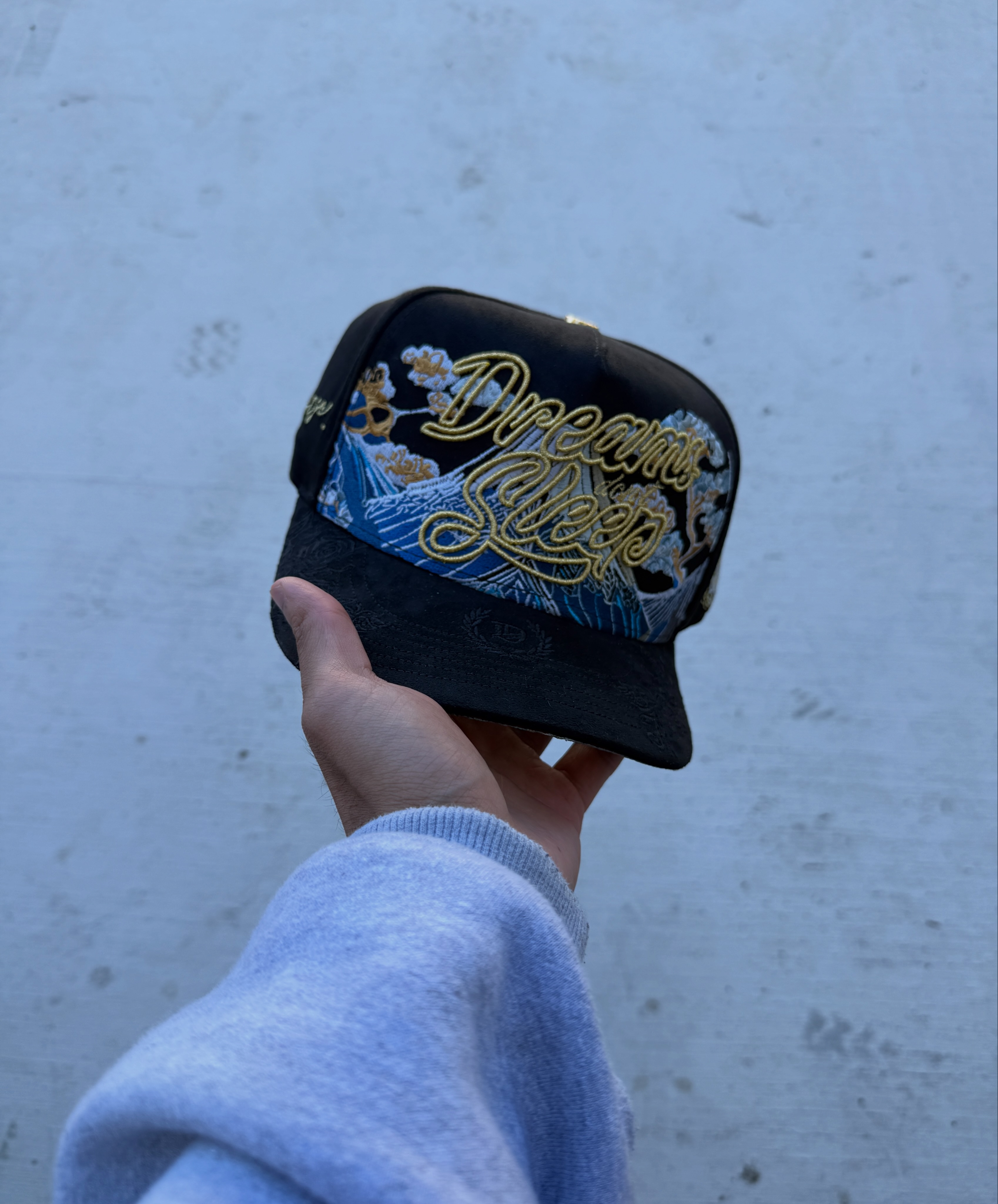 Dvniel.luu LLC Facebook ad: We queuing up for our FRIDAY DROP!