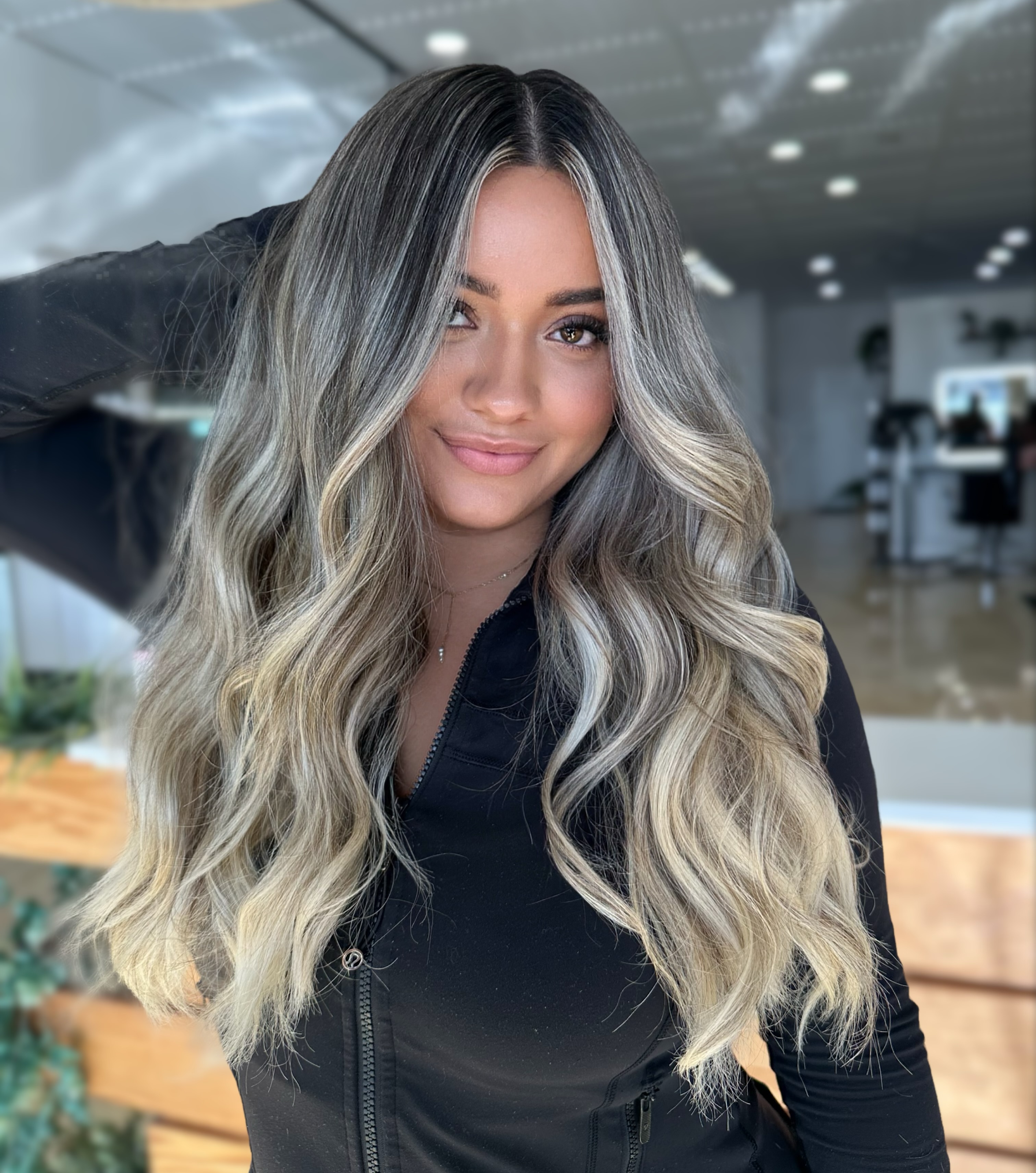 beauty.byjocelyn Facebook ad: A new blonde has entered the chat