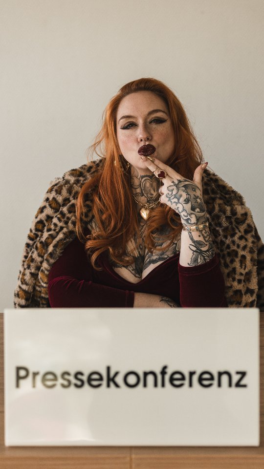 Kupfergold Facebook ad: BOSS BITCH BARMAID TOUR 2027 - DER VVK…