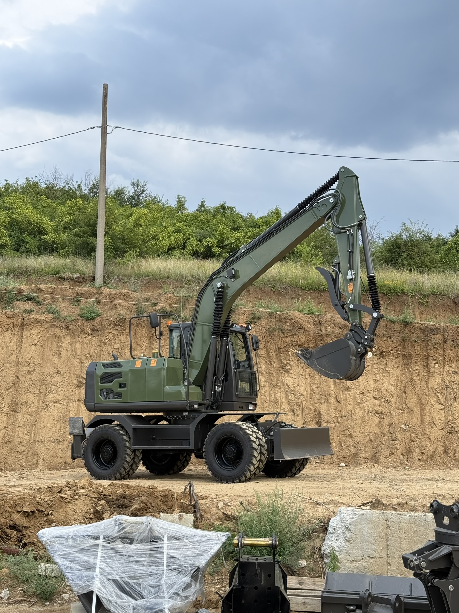 Muller Machinery Romania Facebook ad: 54.900 € plus TVA, Excavator nou pe roți…