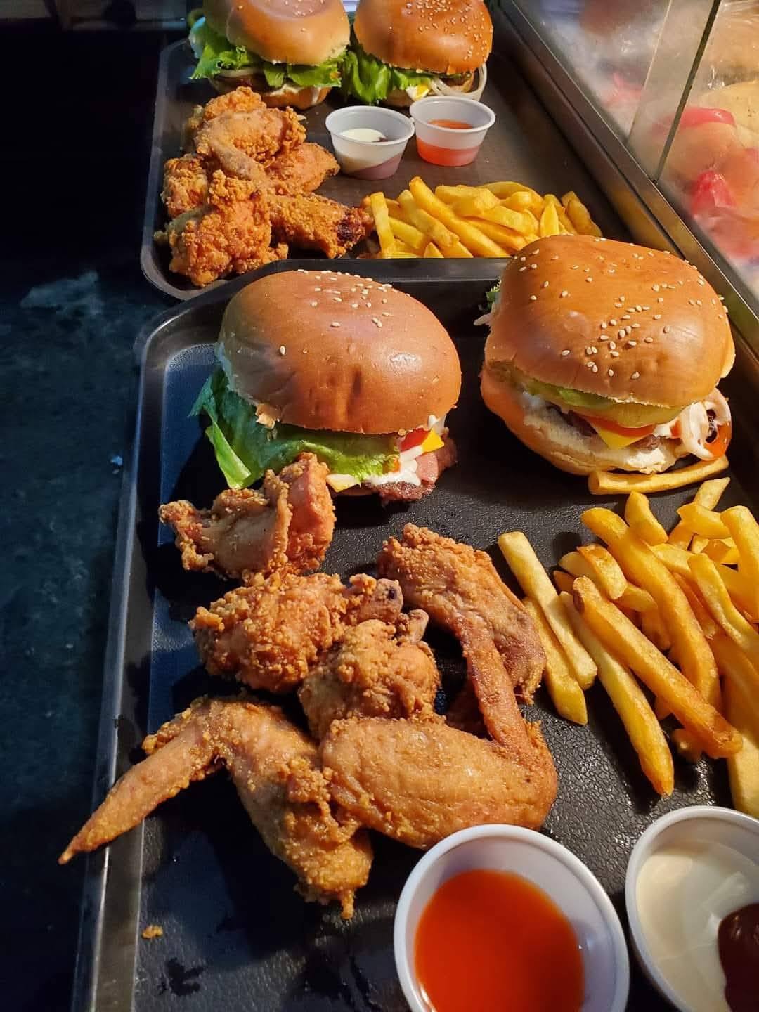 Batidos Doña Flor Facebook ad: ¡Alitas, Hamburguesas, Naachos y más!