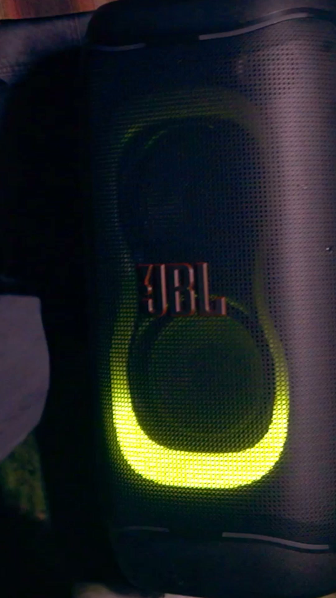 JBL Facebook ad: Até 15 horas de reprodução