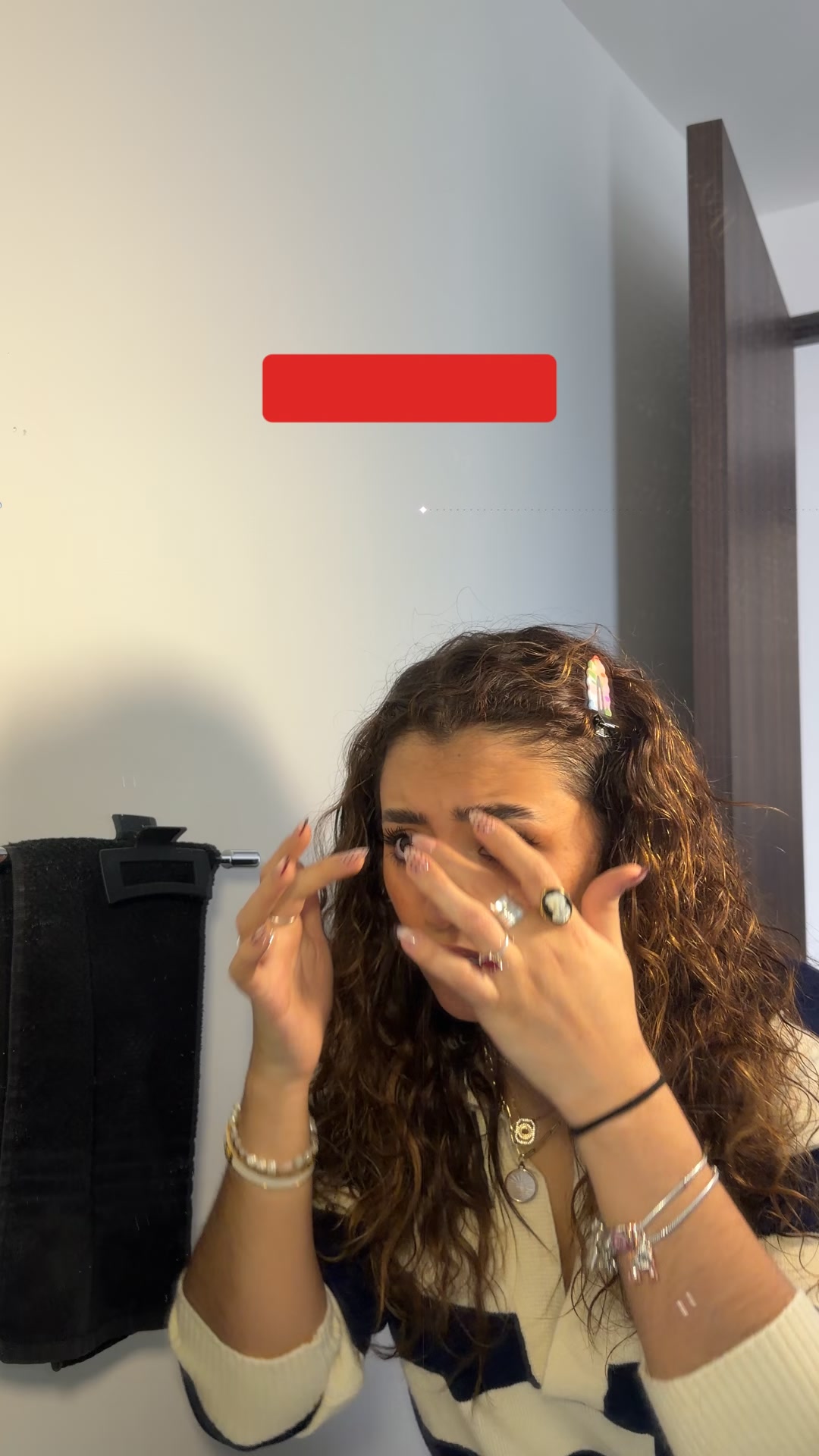 Bellisima Facebook ad: Amiga, tu maquillaje necesita este último paso