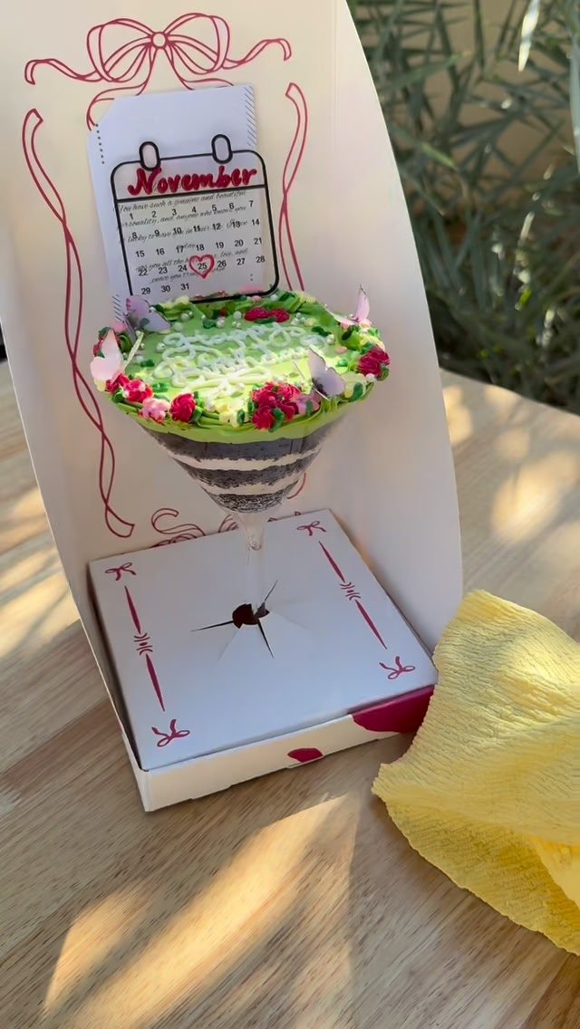 AVON Cake Facebook ad: كيكة المارتيني مع الكالندر
