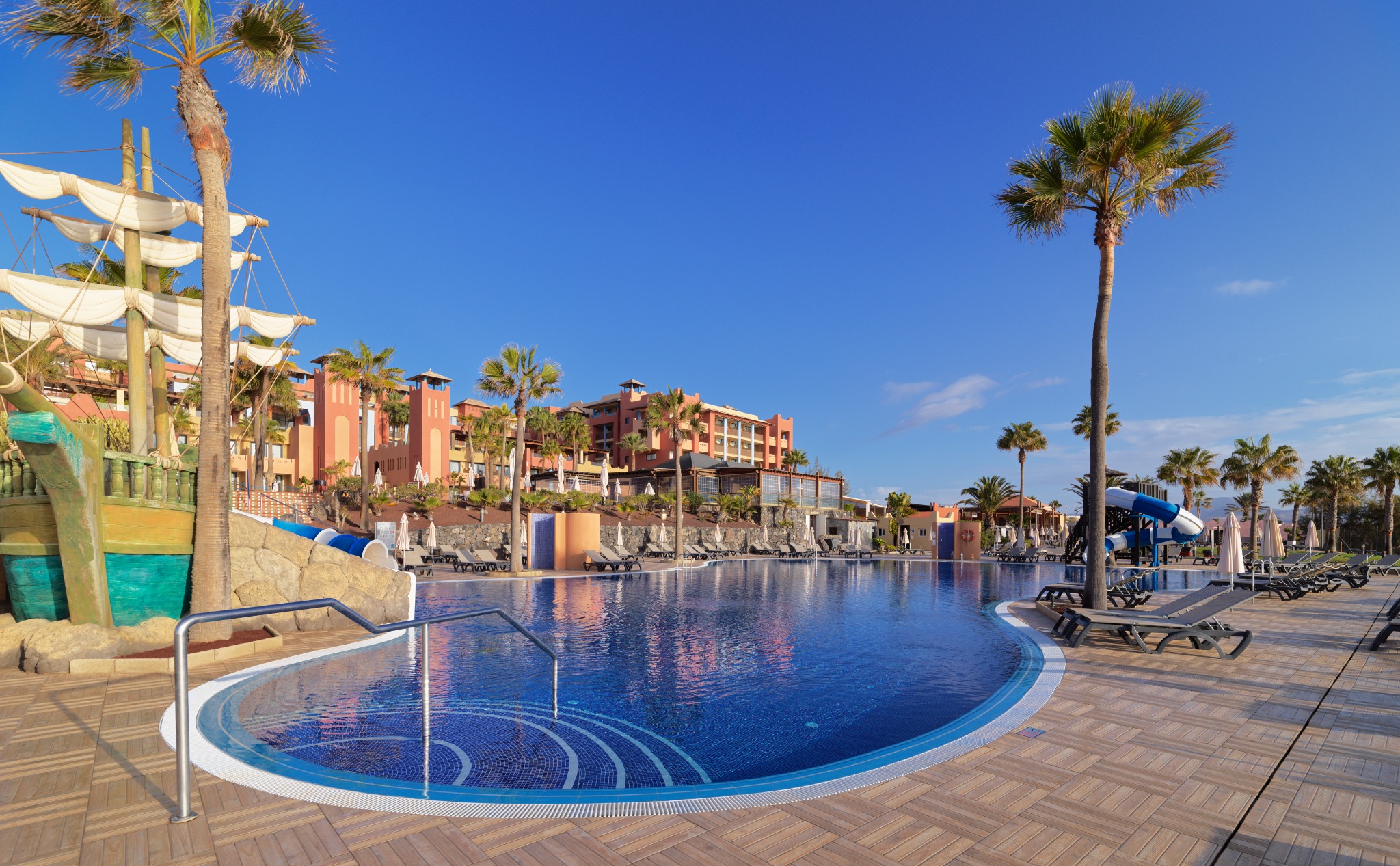 H10 Tindaya Facebook ad: Situado en Costa Calma en Fuerteventura y con…