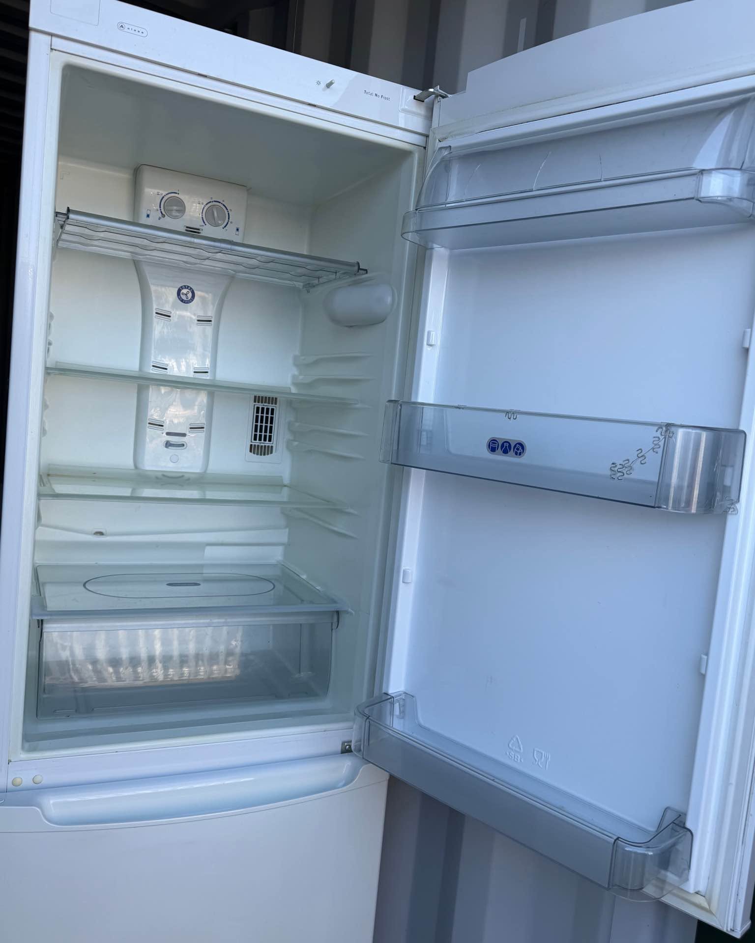 Nicola Jones Facebook ad: WHIRLPOOL fridge freezer ‘delivery available