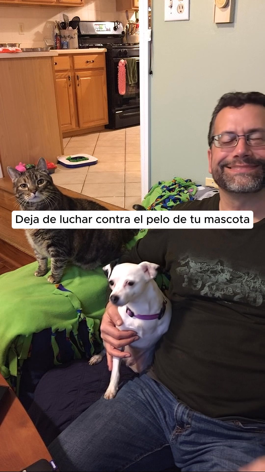 Softpet Facebook ad: Gánale la batalla al pelo de tu mascota.