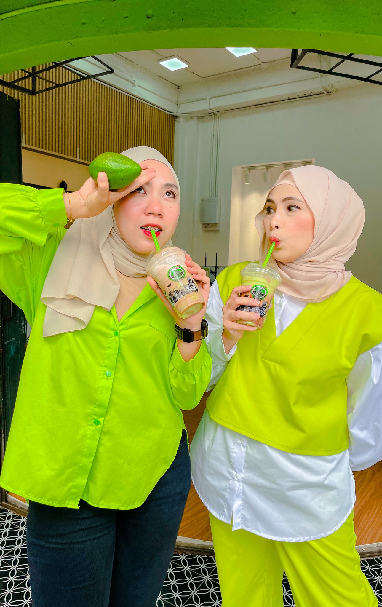 Hogoh De Coco Facebook ad: AMBOI YAKK, PATUT KULIT LINYA JE MINUM AVOCADO…