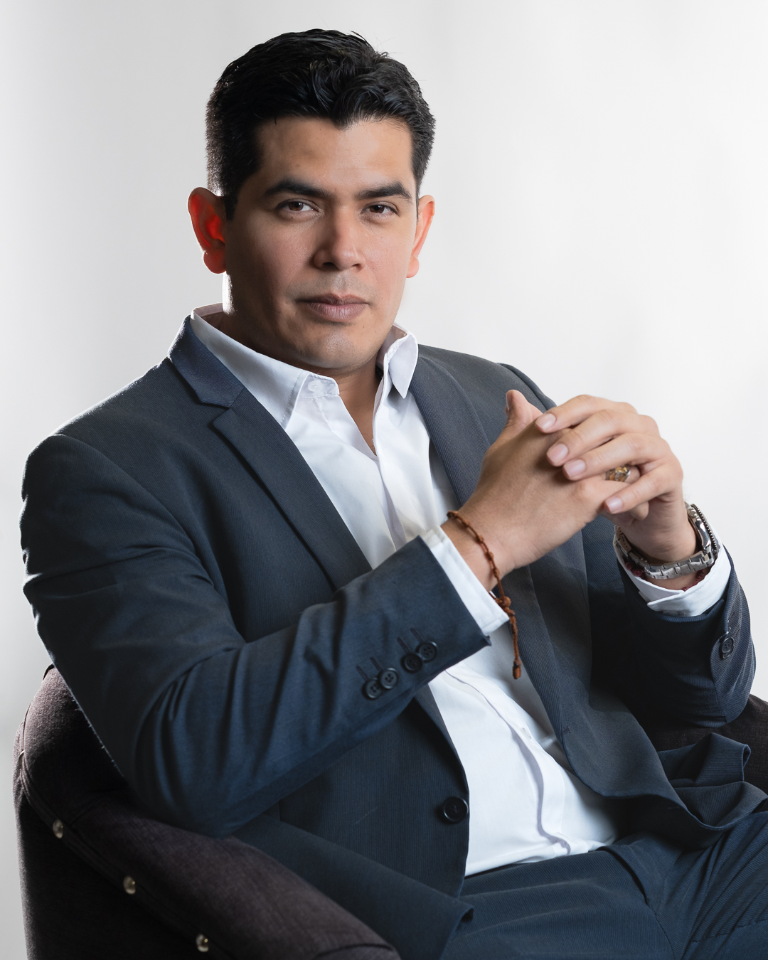 Omar Saldívar Studio Facebook ad: Tu imagen profesional es tu primera carta de…