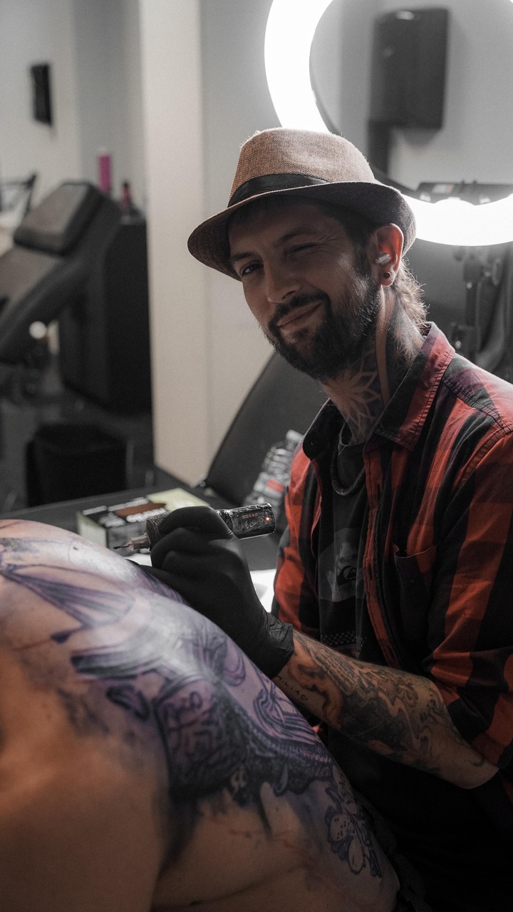 BELLA TINTA Estudio de Tatuajes Facebook ad: ¿Estás en Valencia y buscas una pieza grande…