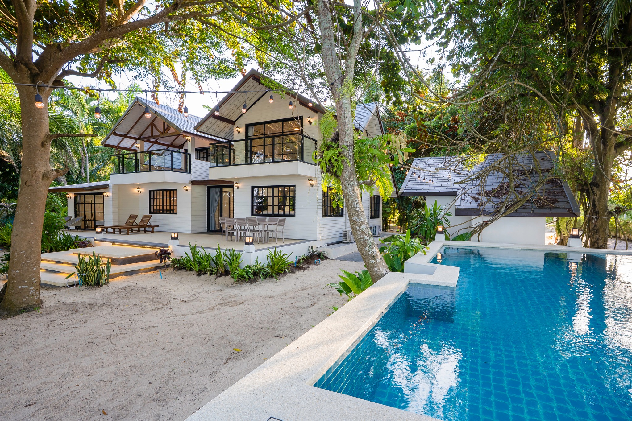 Beach House Pool Villa Facebook ad: บ้านพักตากอากาศติดทะเลพร้อมสระว่ายน้ำ โต๊ะพูล คาราโอเกะ…