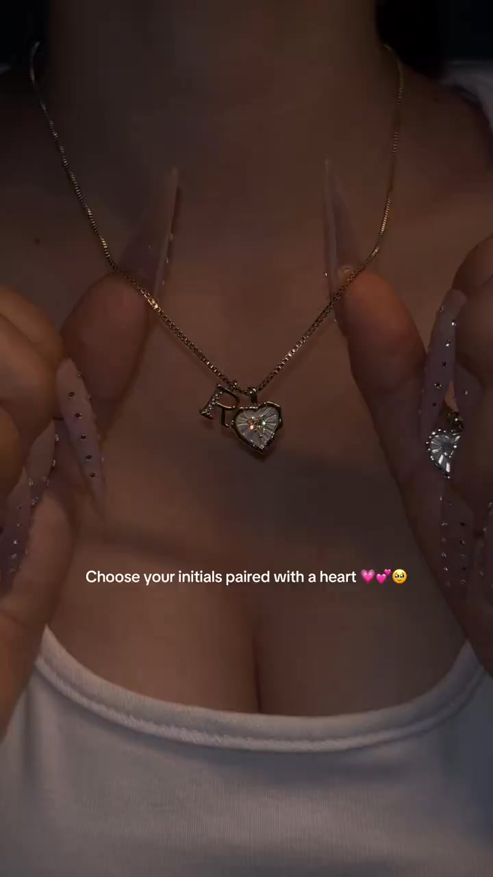 Rablaisie cool Facebook ad: Personalized letter necklace with a heart, 50% OFF!