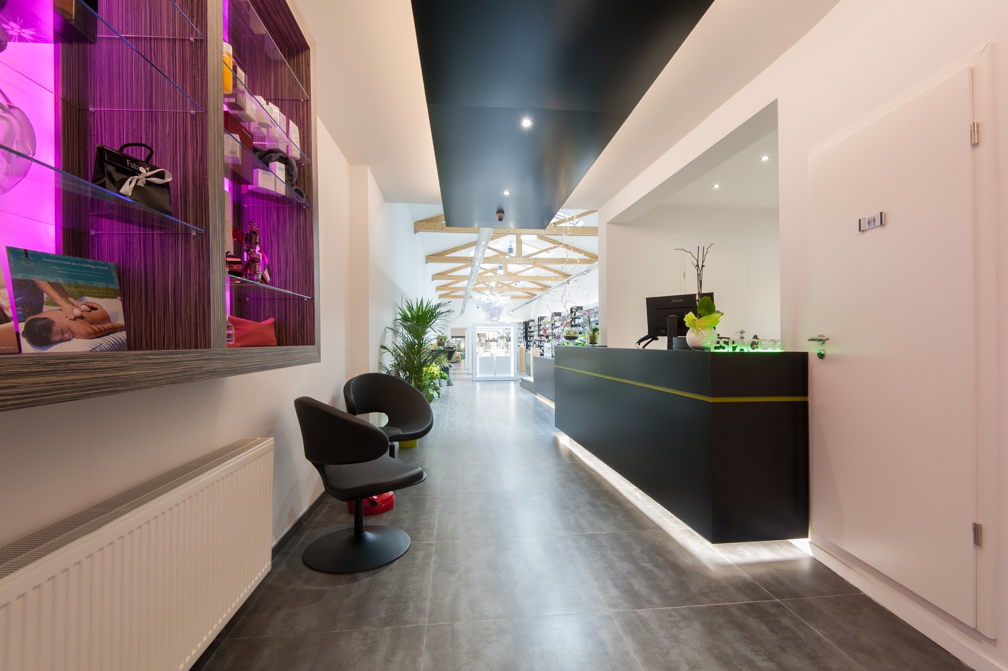 Espace 22 Facebook ad: Vous êtes esthéticienne, coiffeuse, massothérapeute, pro…
