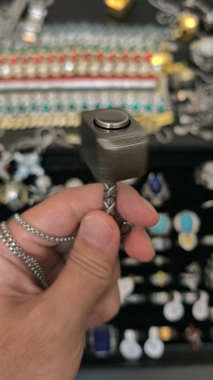 Fidgee Updates Facebook ad: Thor's Hammer Spin. Smooth. Stable. Mythic.