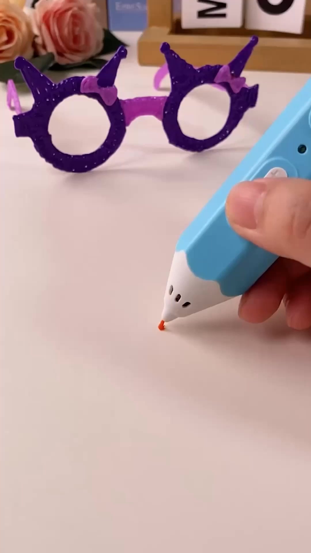 Dino Zabawki Facebook ad: Dziecko buduje, tworzy odkrywa w 3D