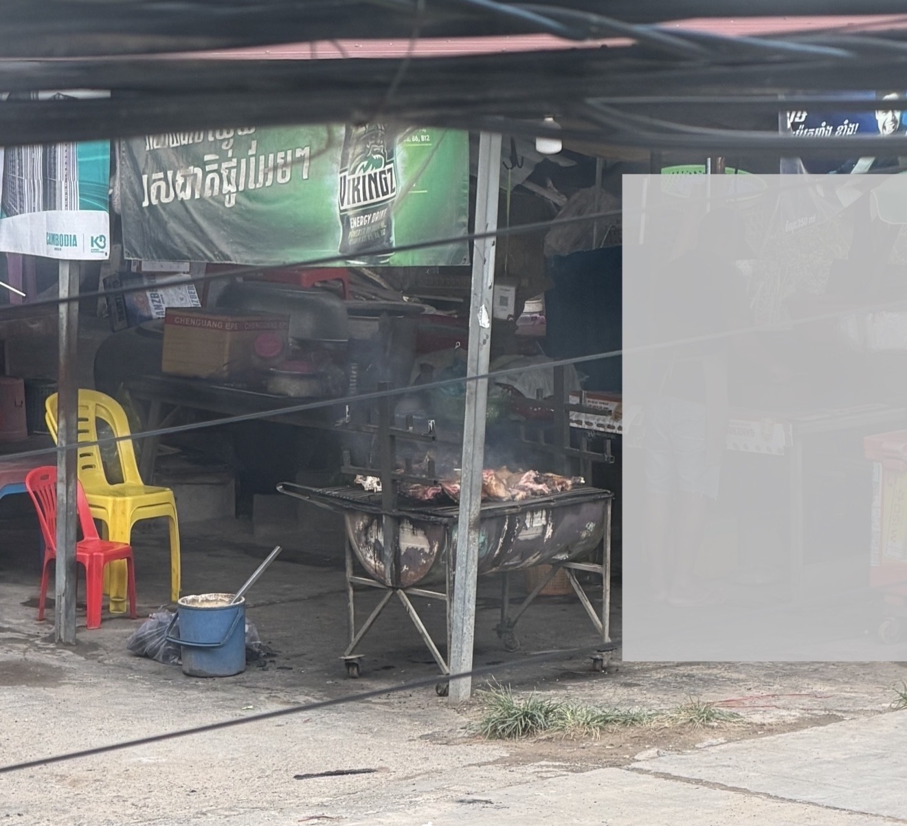 FOUR PAWS Facebook ad: ឆ្កែមិនមែនជាអាហារនោះទេ - សូមចូលរួមរាយការណ៍ពីការជួញដូរសាច់ឆ្…