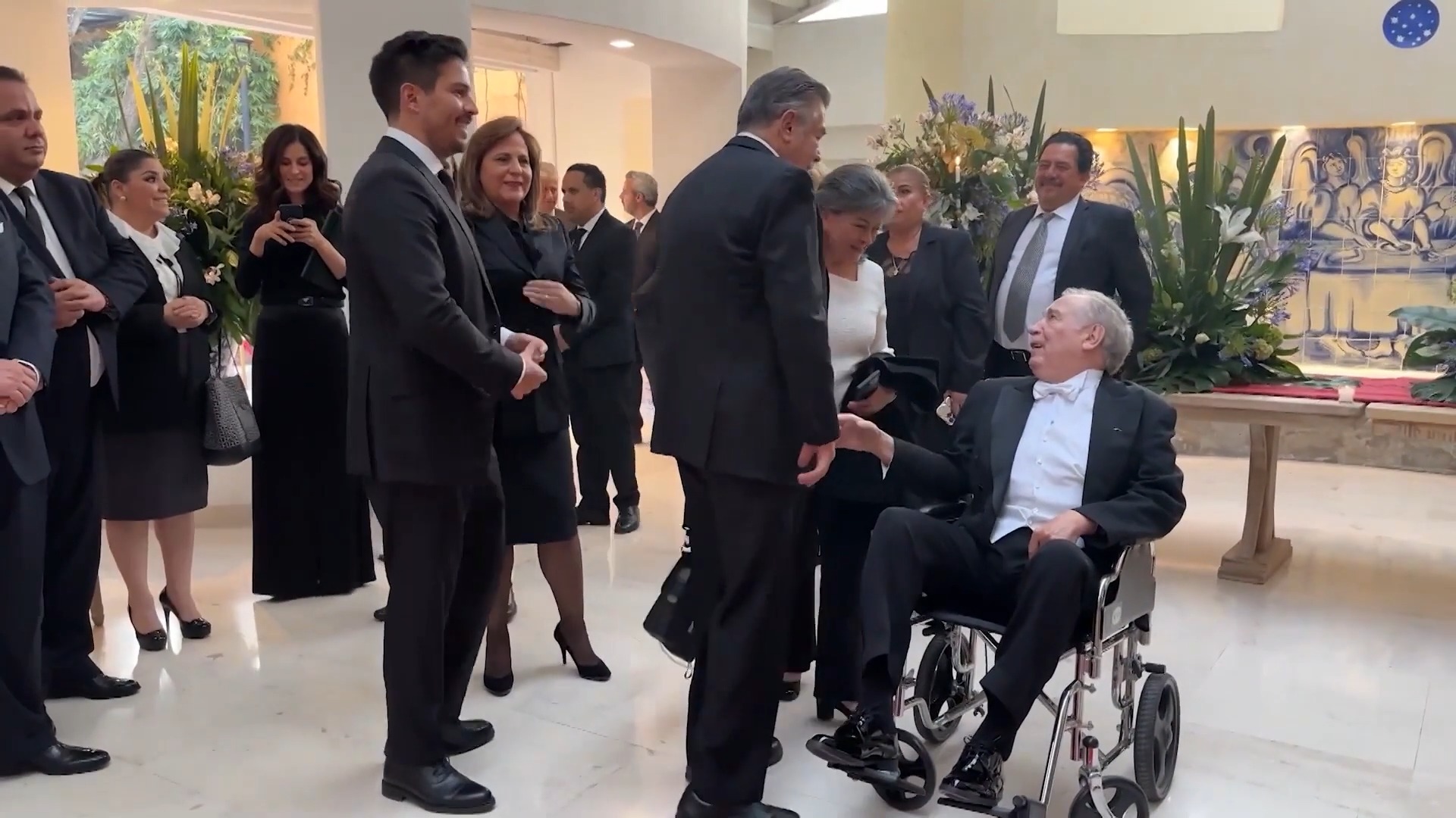 Víctor González Dr. Simi Facebook ad: Condecoración como Caballero de Gran Cruz de la Orden…