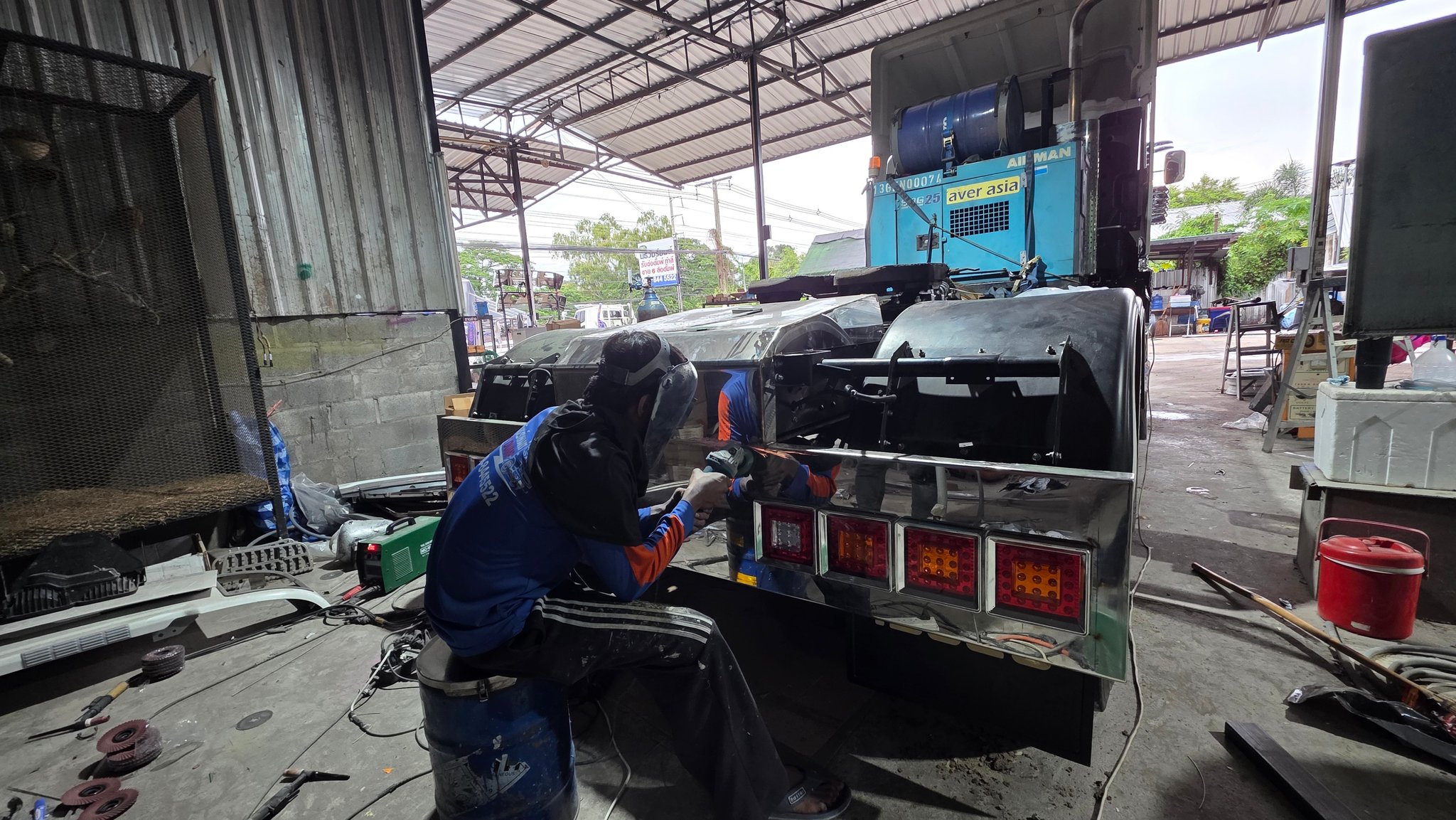 รถดั้มนิธิวัชร์ยนต์ Facebook ad: ISUZU 360 เป็น GIGA