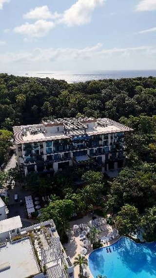 Kimpton Grand Roatan Resort & Spa Facebook ad: Early morning blues