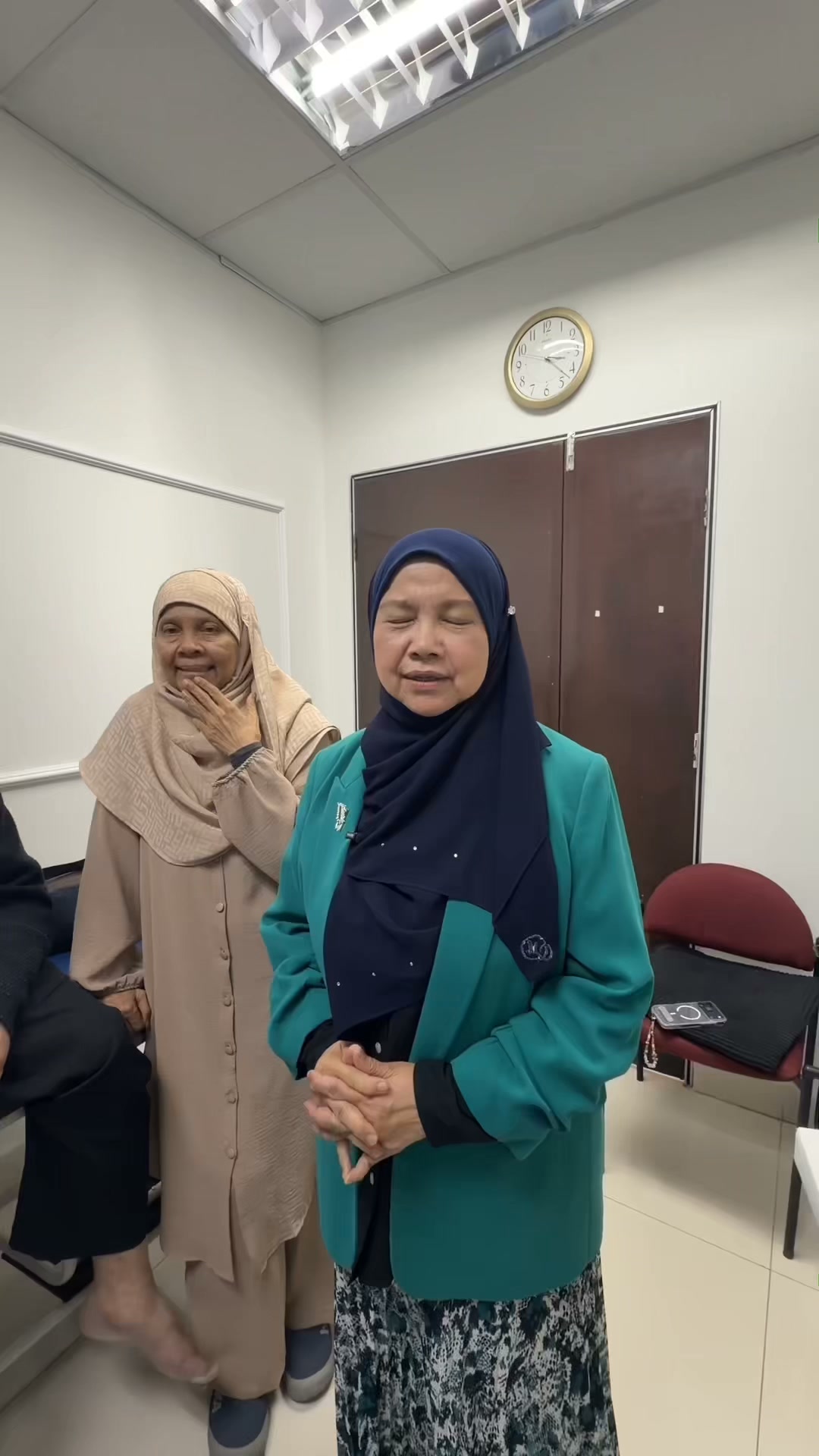 Klinik DR HASBI Facebook ad: Chat with us