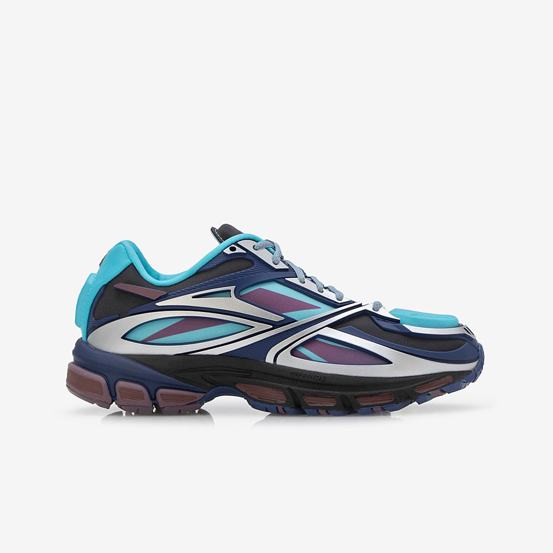 Reebok Facebook ad: Reebok公式ストアへようこそ 時代を超えて愛される定番人気モデルから、話題の最新コレクションまで。…