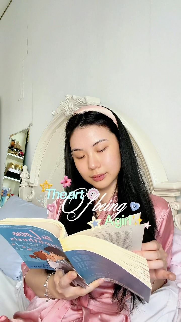 Glad 2 Glow Indonesia Facebook ad: Oh i love being a girl @glad2glow niacin…