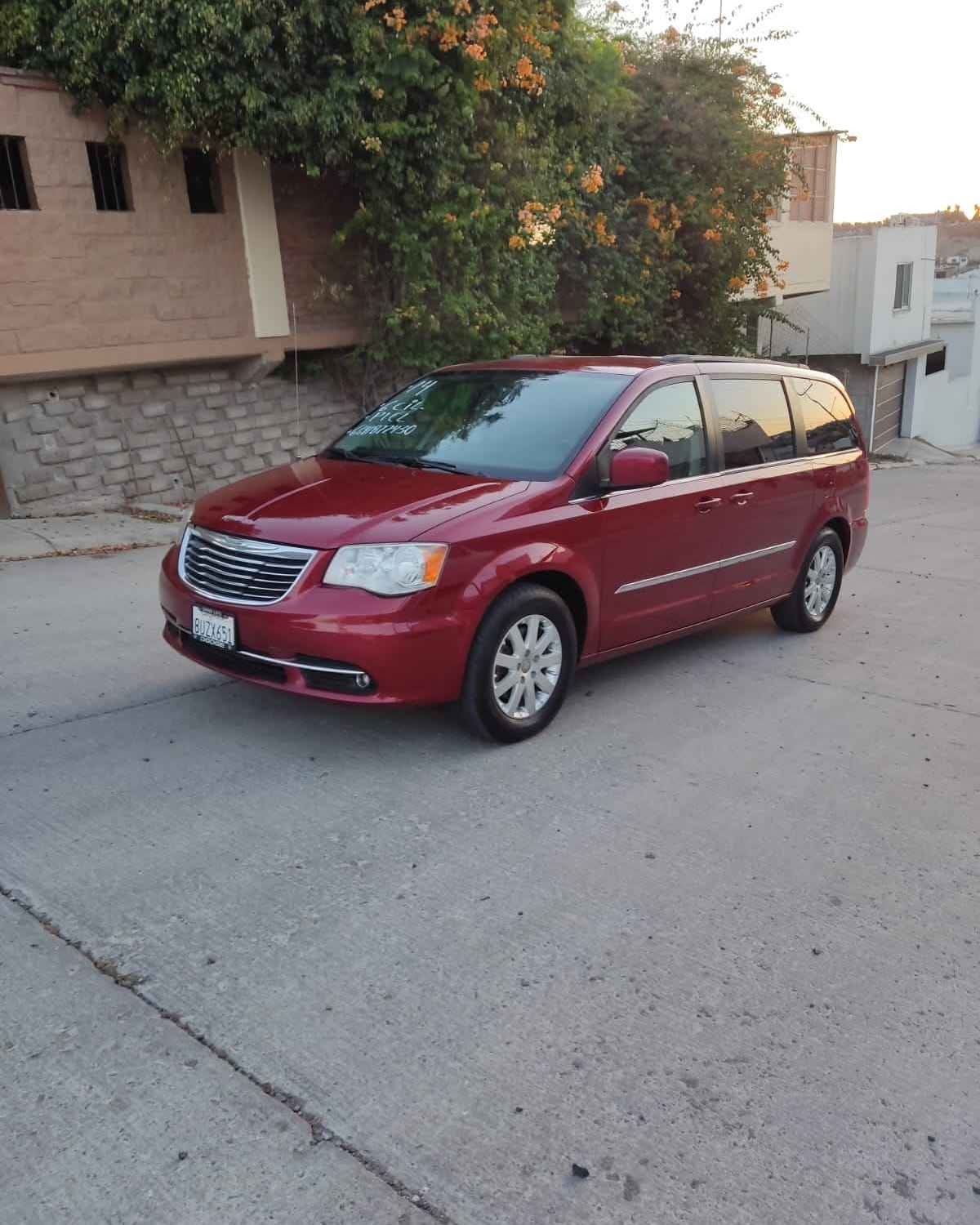 Julio Cortis Facebook ad: 2014 Chrysler Town & Country