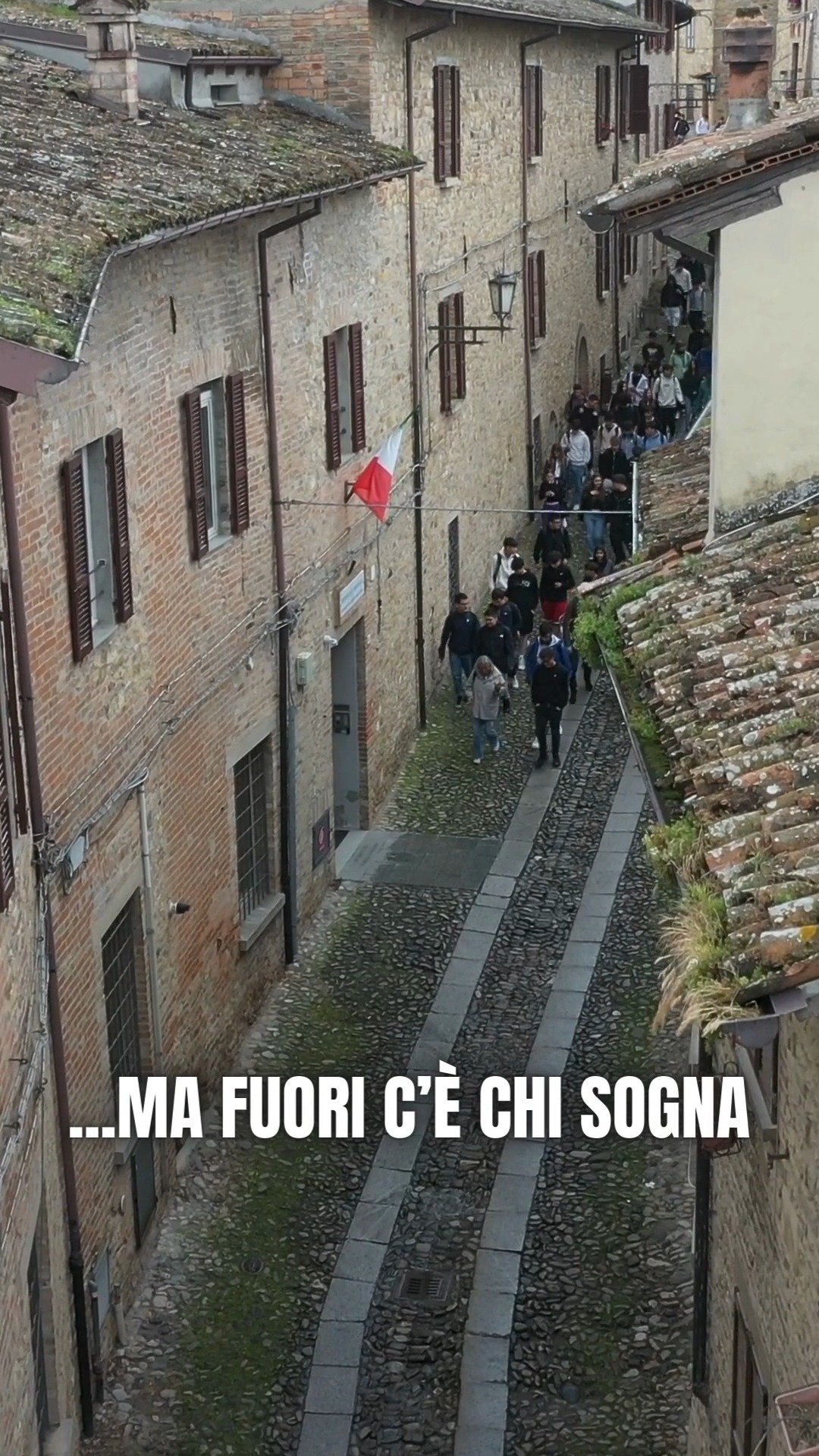 Sciara Progetti Facebook ad: Le scuole sono ormai vuote, anche gli esami…