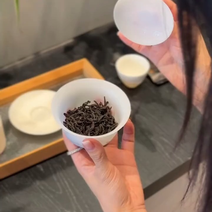 Umi Tea Sets Facebook ad: When hot water comes into contact with tea…