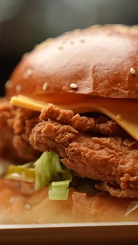 Burger Street Kw Facebook ad: برجر يضبط المزاج.