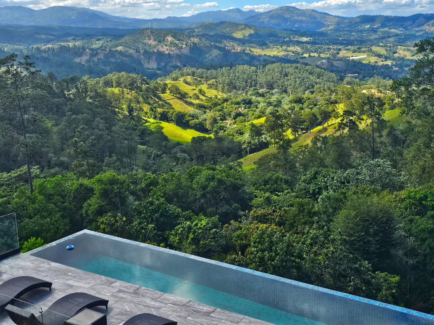 The Sunset Jarabacoa Facebook ad: Disfruta de estar en contacto con la naturaleza…