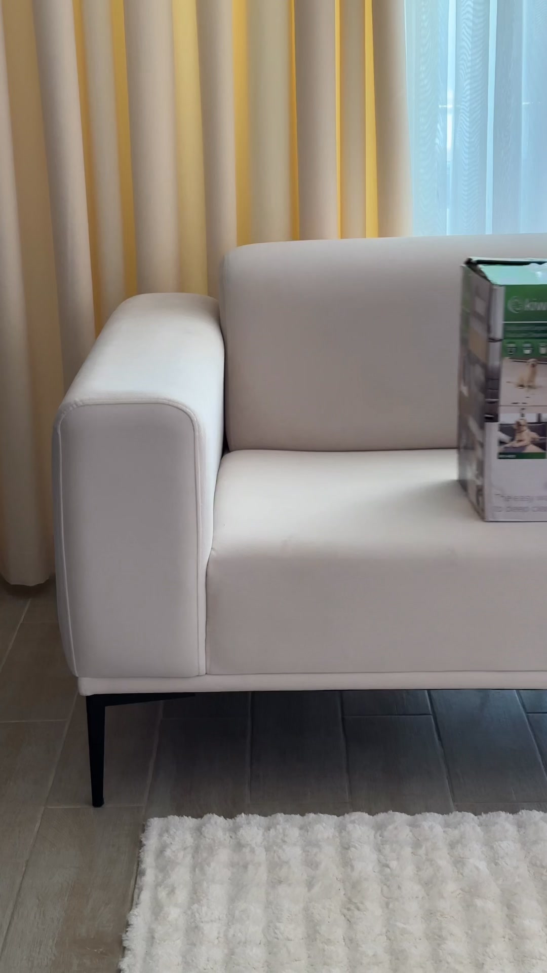 Kiwi-Aprilla Facebook ad: ''Tek makineyle koltuk ve halılarda profesyonel temizlik mi?