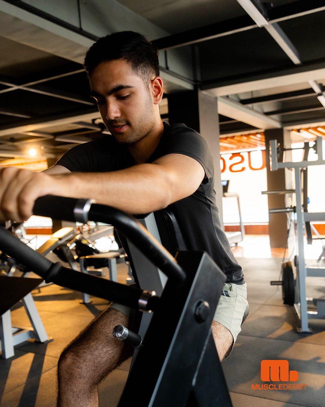 MUSCLEDEP0T Facebook ad: Serious about training?