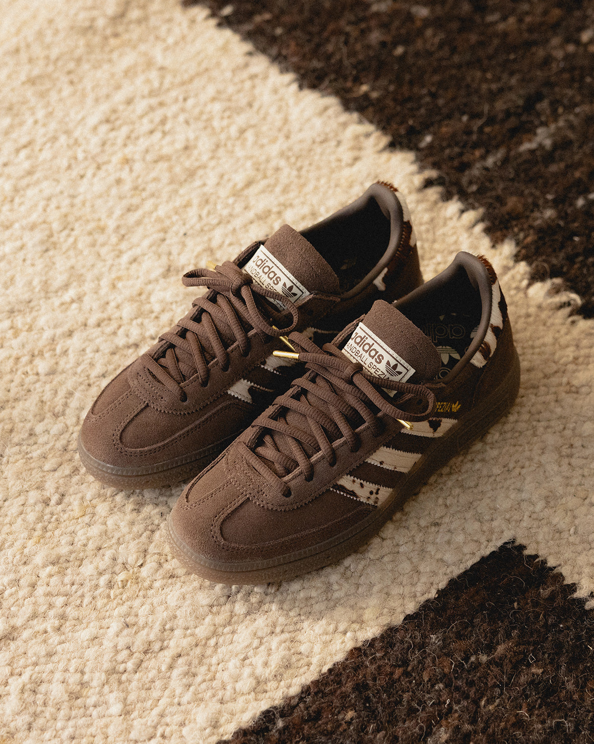 Asphaltgold Facebook ad: Natürlich, kuschelig und einfach stylisch: Unsere Sneaker…