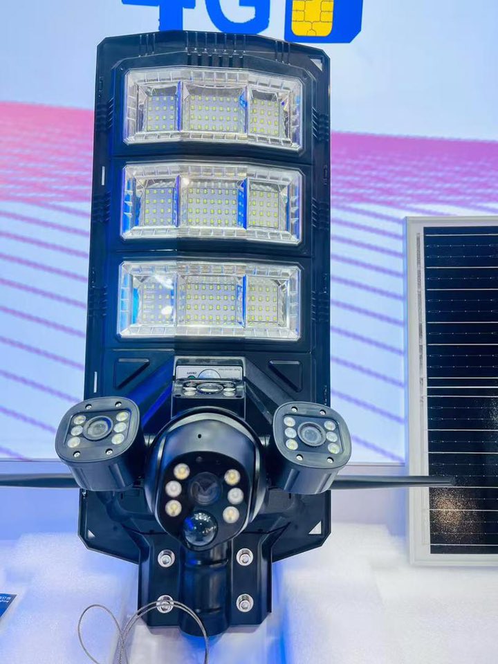 E-Market 237 Facebook ad: Lampadaire Solaire Intelligent avec Caméra HD 4G, 450W