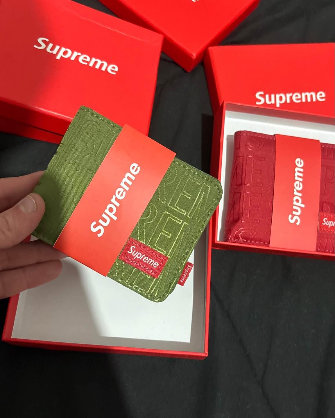 Luka Schmid Facebook ad: Billeteras Supreme en VERDE y ROJO