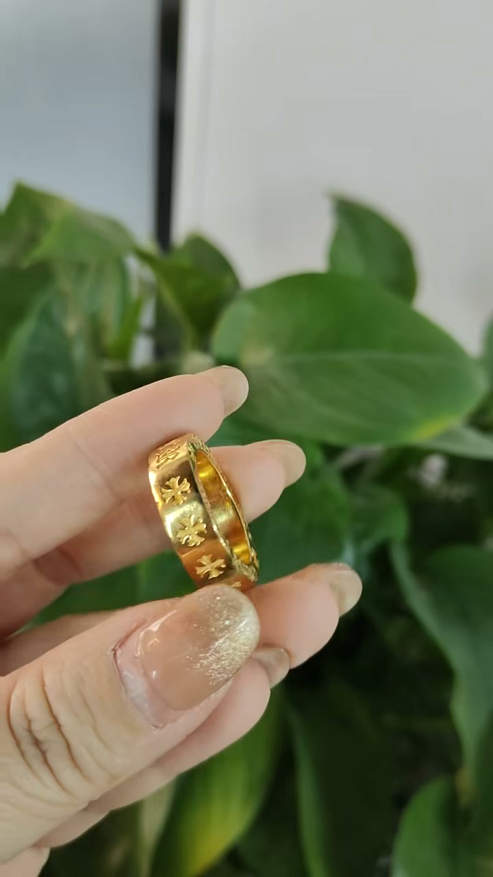 Luxe In Gold & Silver Facebook ad: Join our jewelry community and receive a special gift-a…