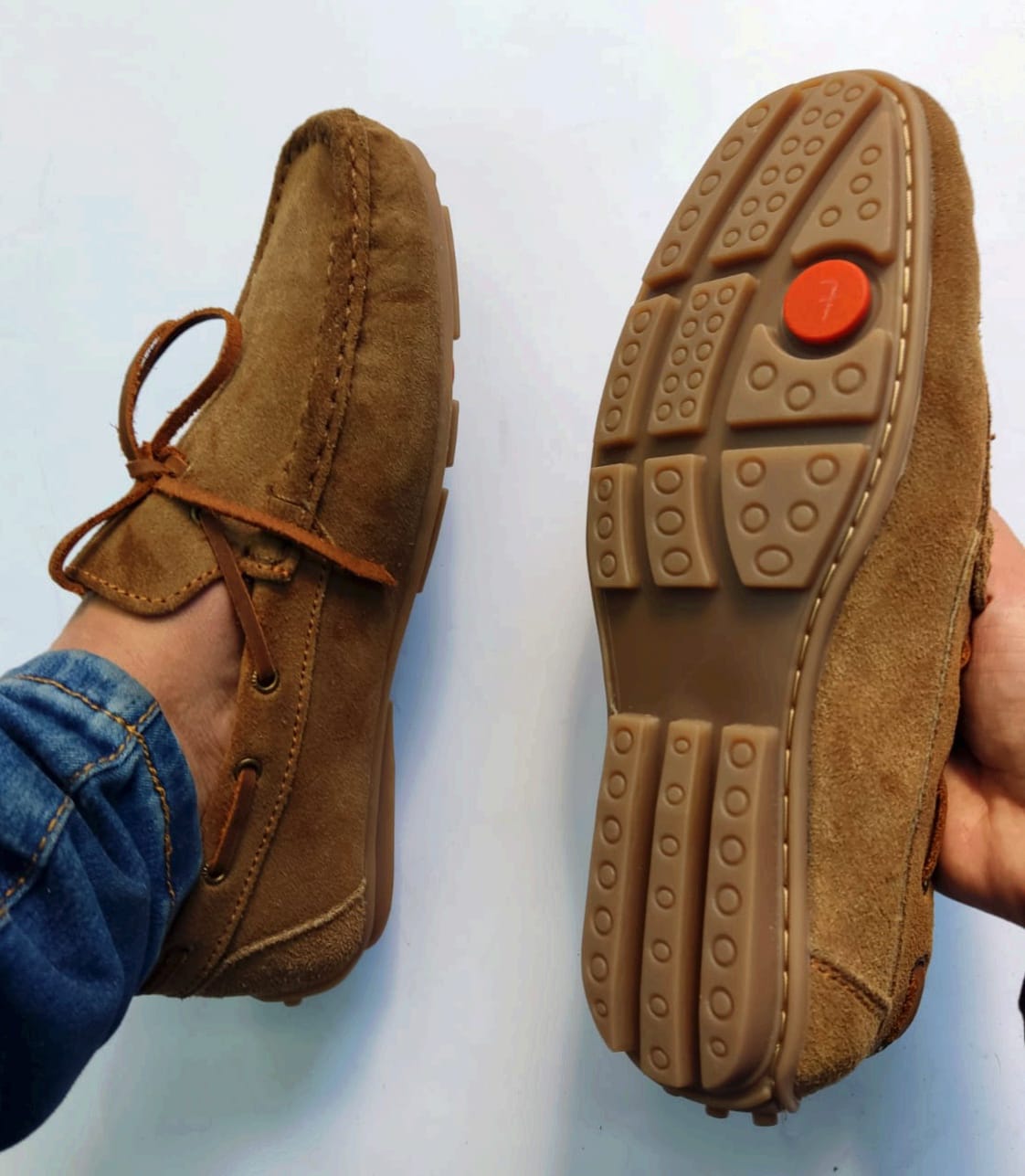 Rehati Shoes Facebook ad: El color que va bien con todo, totalmente…