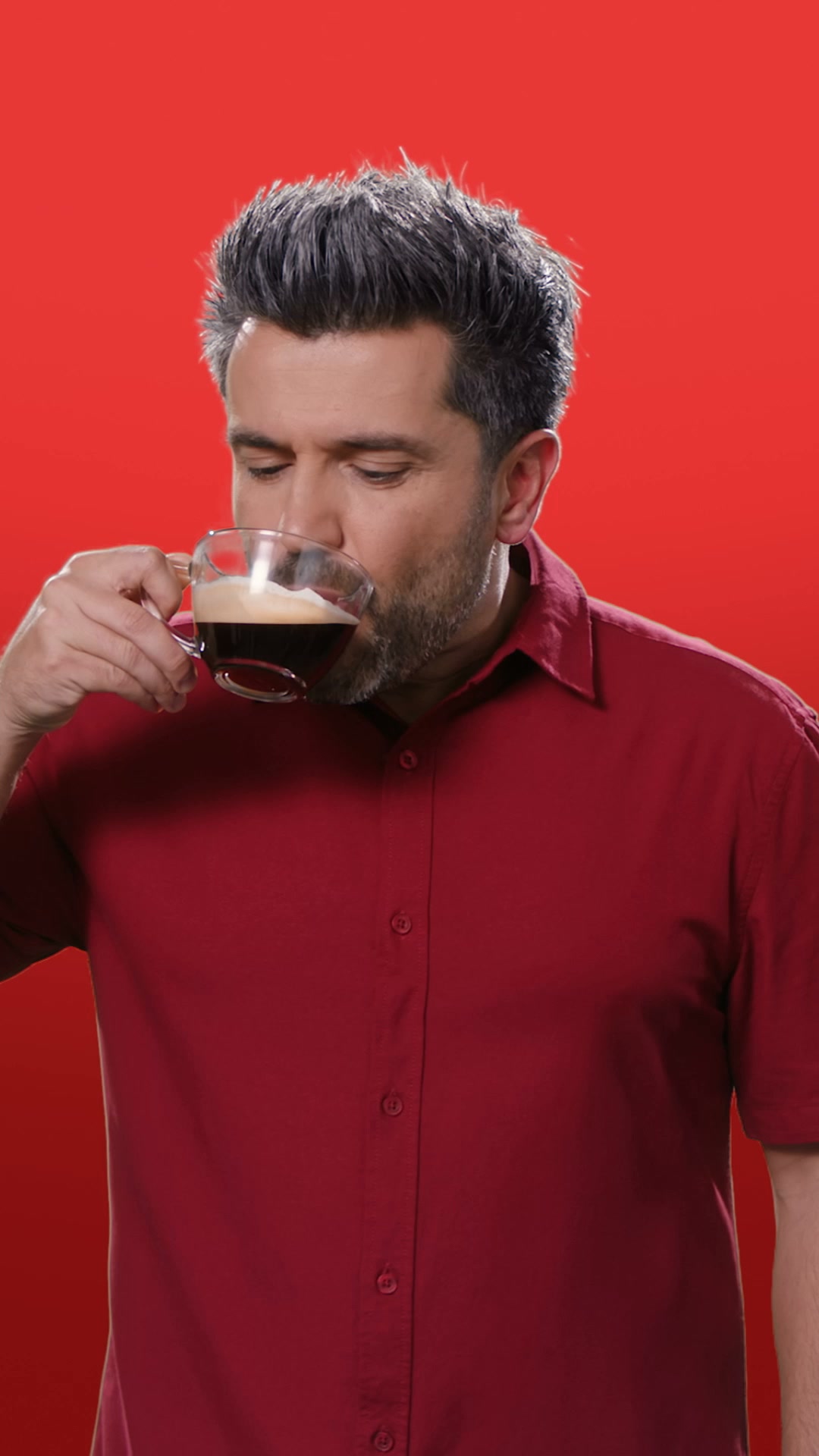 Colgate Latinoamérica Facebook ad: ¿Tiene sensibilidad en los dientes cuando bebe café…
