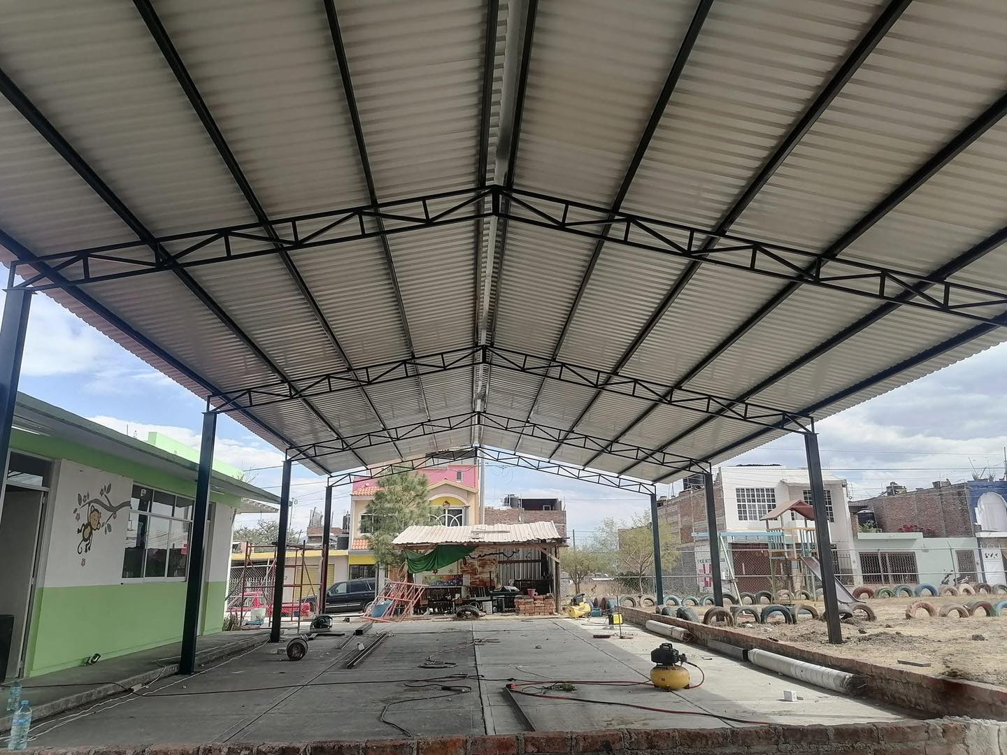 Construcciones y Estructuras del Sureste Facebook ad: ¡Proyecto Terminado! Techado Estructural para Jardín de…