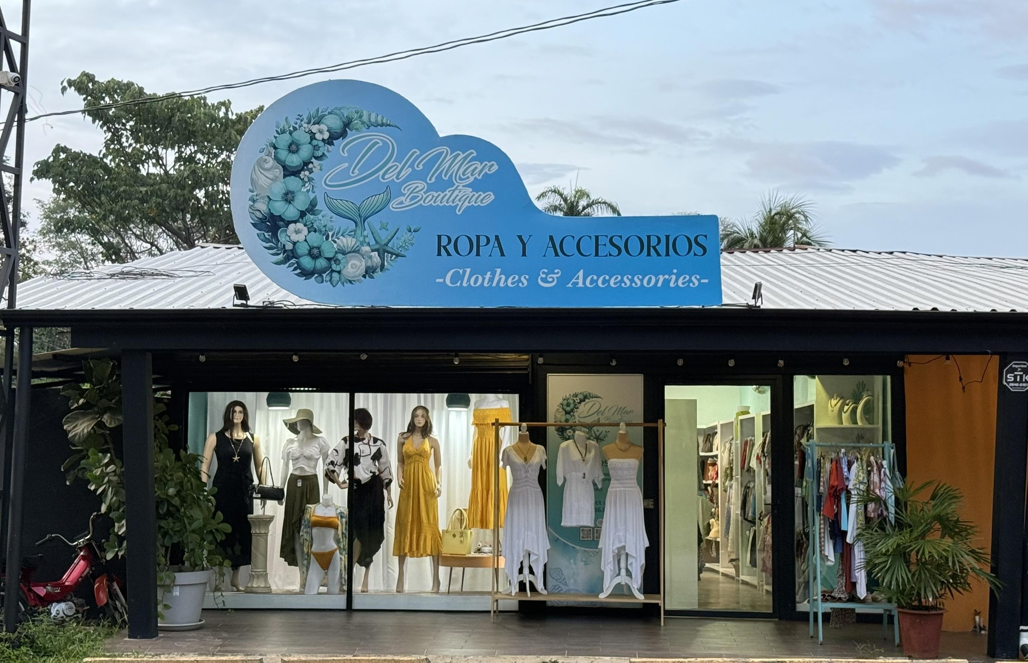 Del Mar Boutique Facebook ad: Accesorios | Ropa | Zapatos