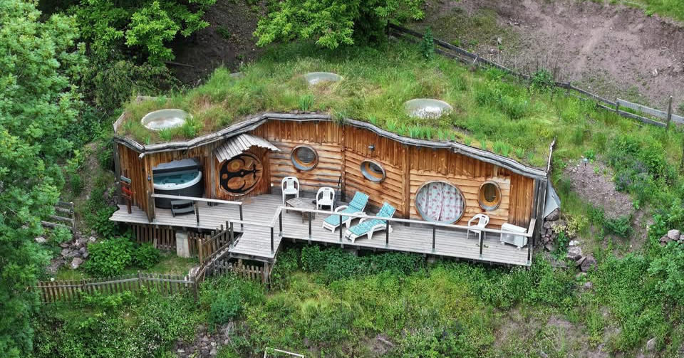 Les Ecrins de Belvédère Facebook ad: Nos Lov'nids sont Idéals pour une escapade romantique…