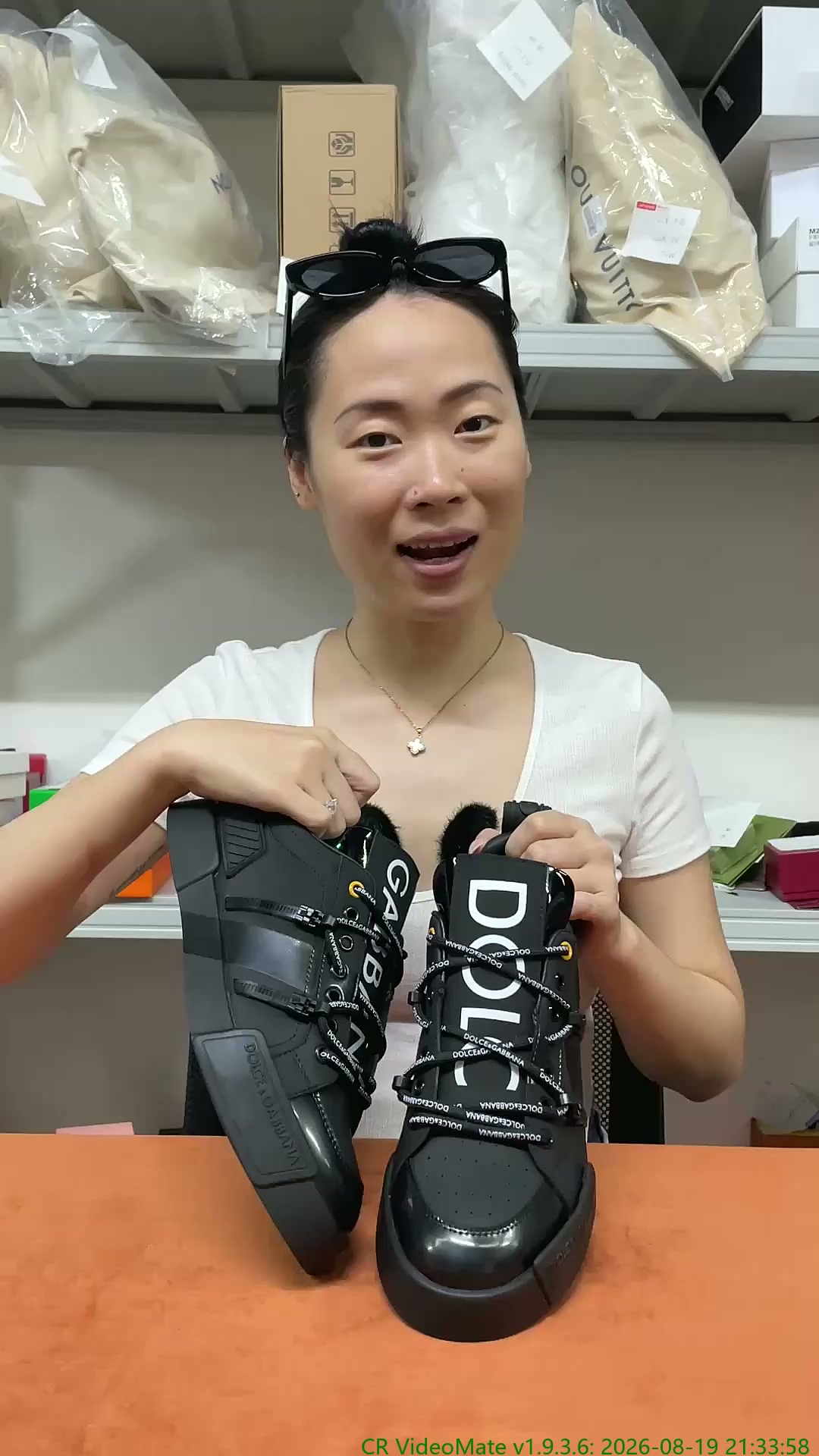 Chu Hạnh Facebook ad: Soft insole relieves foot pressure. Click link place order…