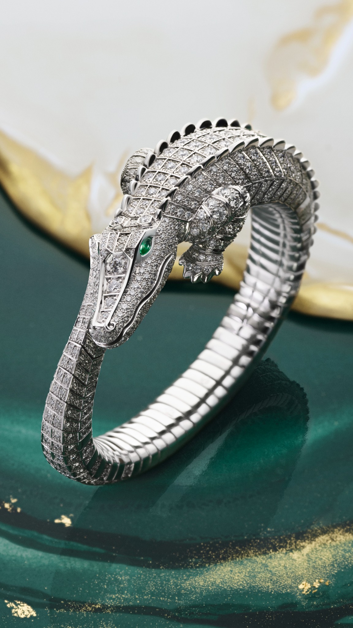 Cartier Facebook ad: カルティエに息づく動物たちが、野生の世界へと誘います