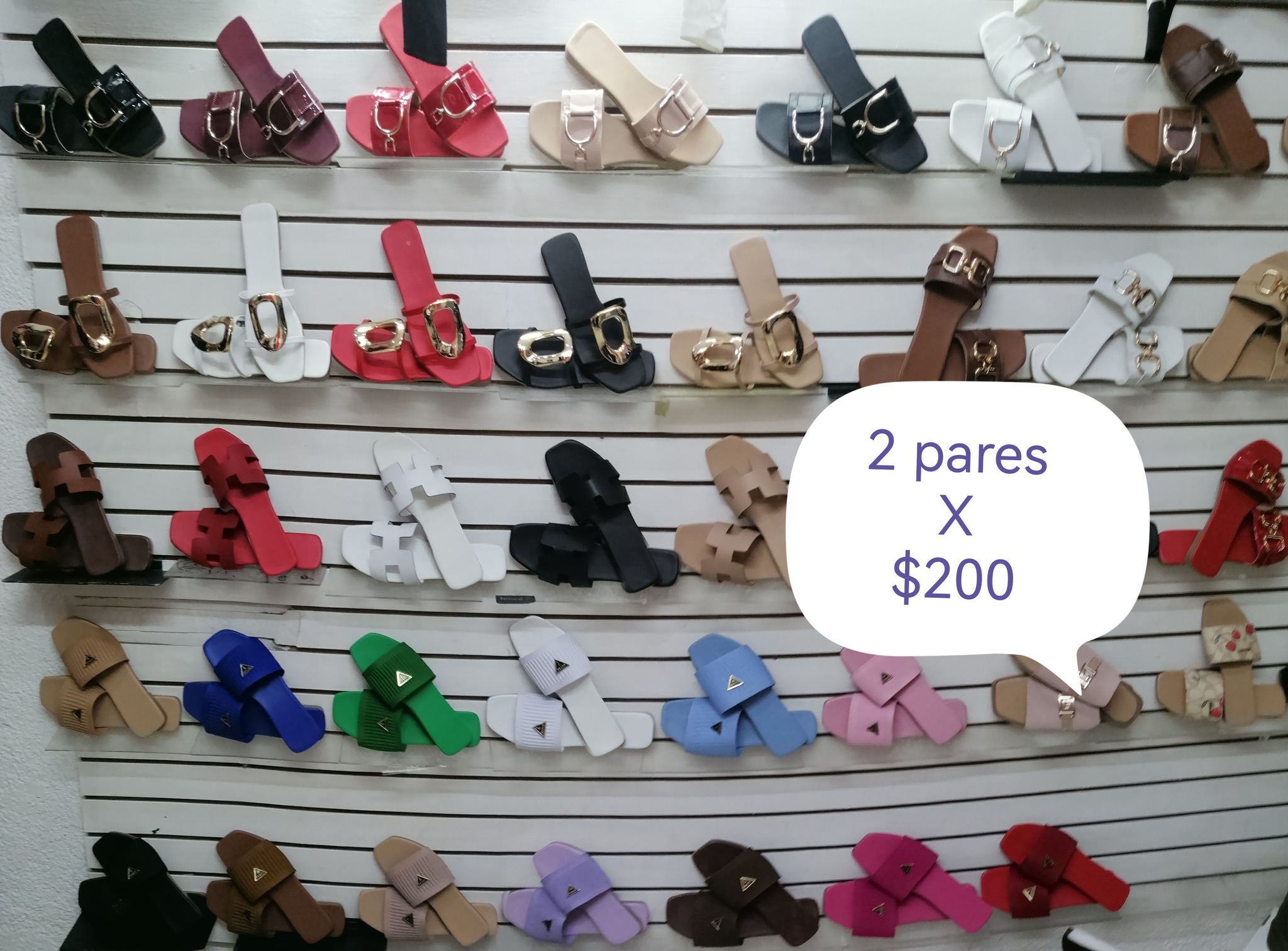 Verónica Zavala Facebook ad: ¡Oferta de sandalias en tendencia!
