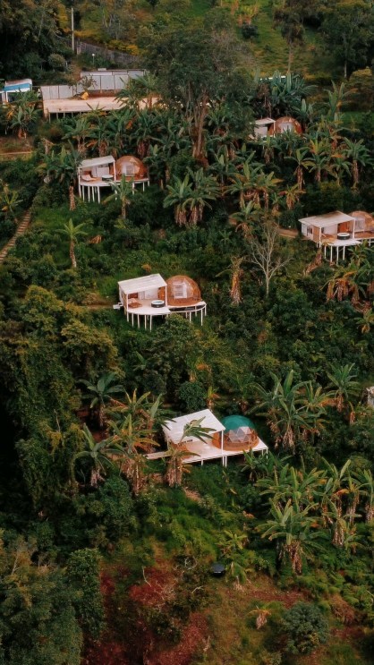 Bajo el cielo Glamping Facebook ad: Sal de la rutina, déja la ciudad atrás!