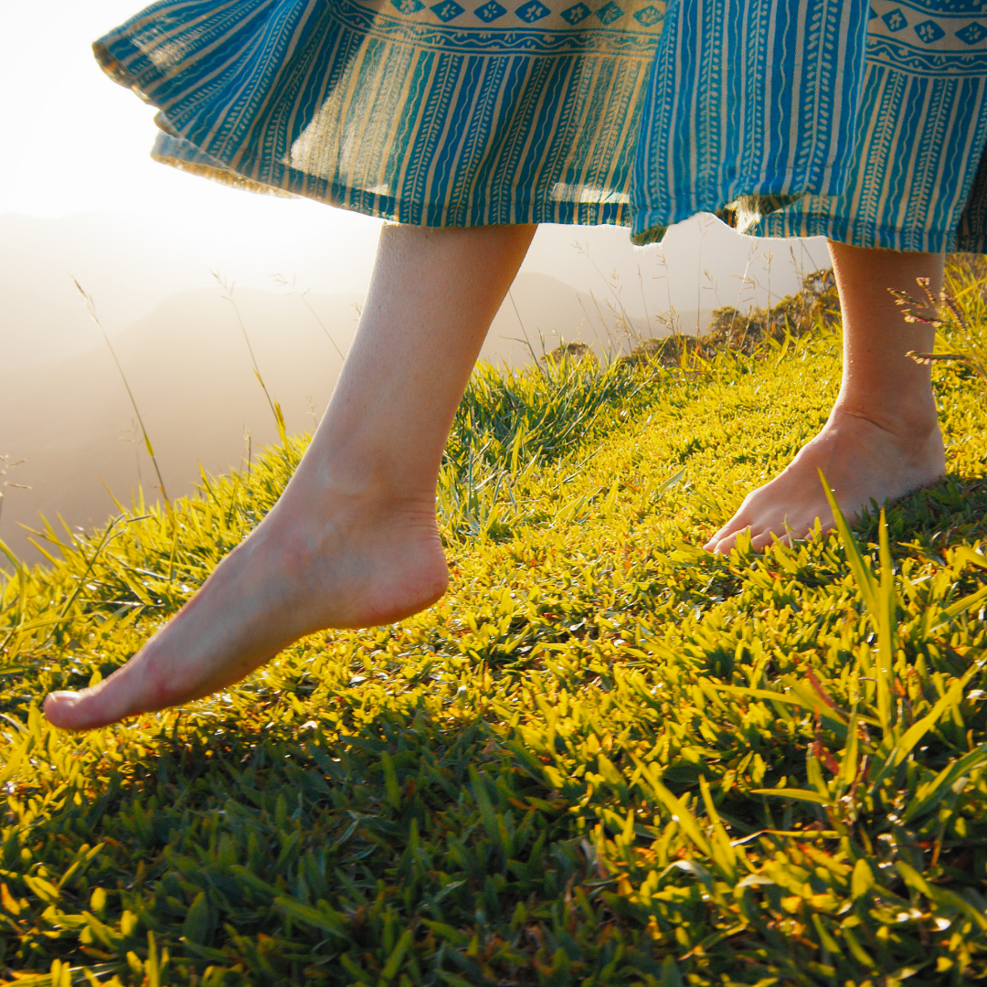 Bien dans mon âge Facebook ad: Marcher pieds nus après 50 ans: bon ou mauvais pour les…