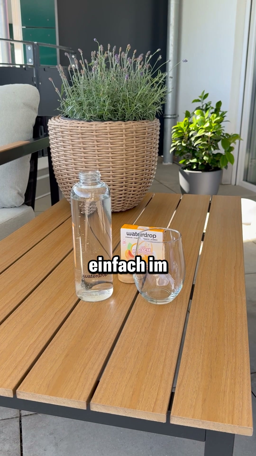 waterdrop Facebook ad: Wir haben Geburtstag, aber das Geschenk bekommst du!