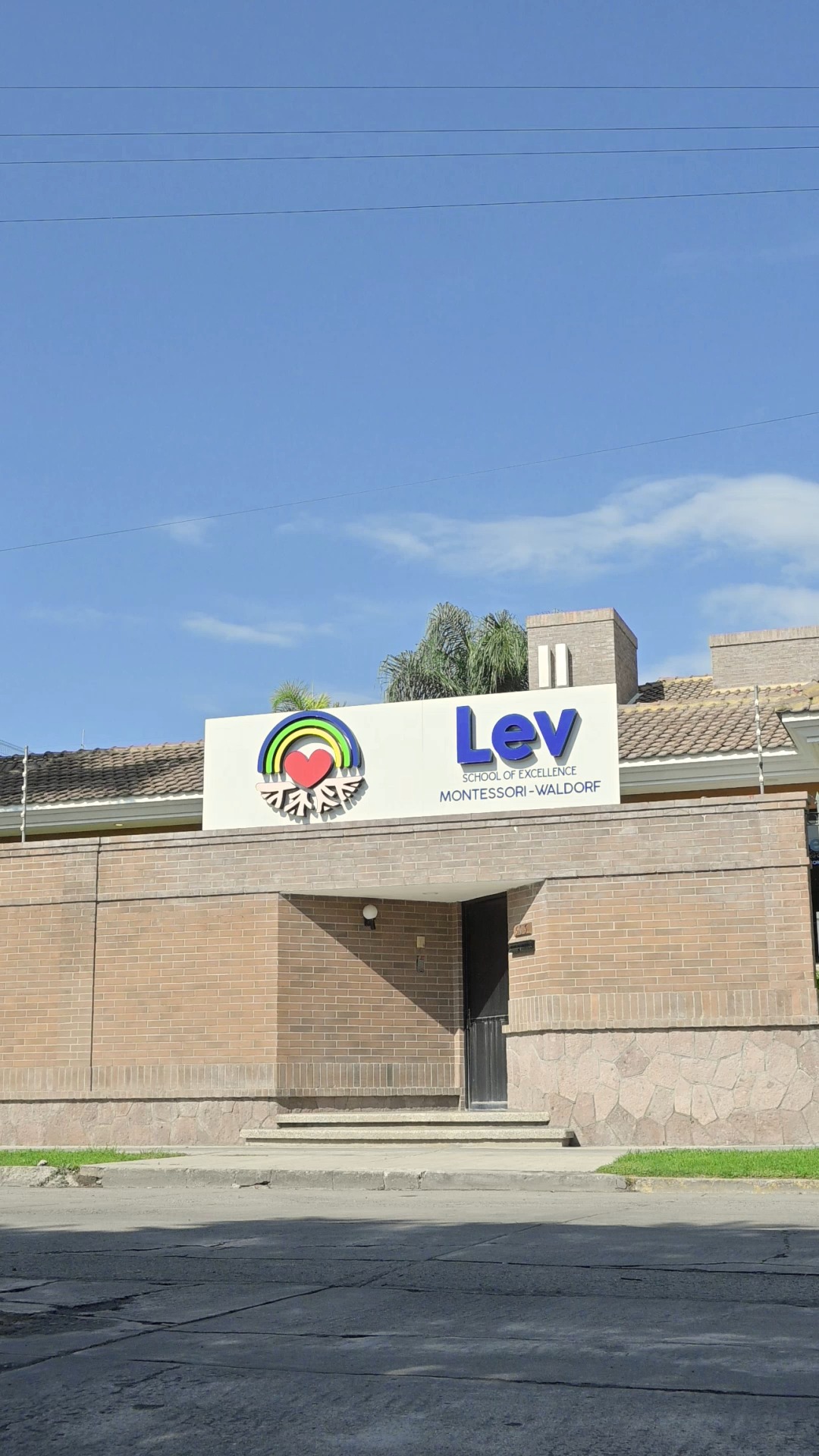 LEV Montessori - Waldorf Facebook ad: Descubre un espacio donde la autonomía y el…